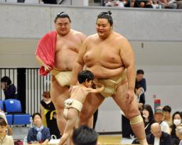 　大相撲の夏巡業で子どもに胸を出し、会場を盛り上げる琴桜（右）＝８日、東京都立川市