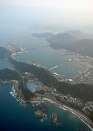 　日向灘に面した宮崎県日南市の油津港。気象庁は南海トラフ巨大地震の臨時情報で「南海トラフ巨大地震の発生可能性が平常時に比べて相対的に高まっている」として注意情報を出した＝８日午後７時７分（共同通信社ヘリから）