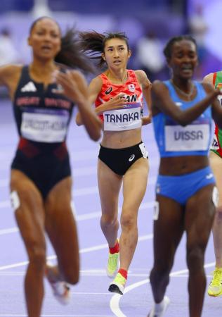 　女子１５００メートル準決勝でゴールした田中希実（中央）。２組１１着で敗退した＝パリ郊外（共同）