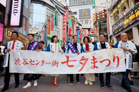 　東京・渋谷のセンター街をパレードする「七夕まつり」の参加者ら＝９日午後