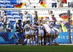 　五輪女子サッカーでスペインに勝利し銅メダルに輝いたドイツ＝９日、デシーヌシャルピュー（ロイター＝共同）