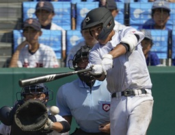 　中京大中京―宮崎商　７回裏中京大中京２死一、二塁、仲が左前に勝ち越し打を放つ。捕手谷口＝甲子園