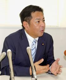 　取材に応じる渡辺猛之参院議員＝１０日午後、岐阜県美濃加茂市