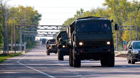 　ロシア西部クルスク州内を走行するロシア軍の車列＝９日（ロシア国防省提供、ＡＰ＝共同）