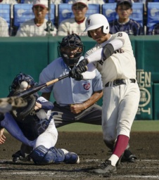 　鳴門渦潮―早実　２回表早実２死満塁、宇野が左越えに走者一掃の二塁打を放つ＝甲子園