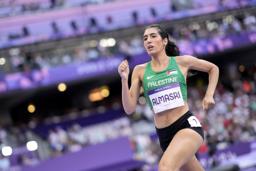 　パリ五輪の陸上女子８００メートルを走るライラ・マスリ＝２日、パリ郊外（ＡＰ＝共同）