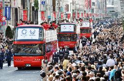 　２０１６年１０月、大勢の人が詰めかけたリオ五輪・パラリンピックのメダリスト合同パレード＝東京都中央区