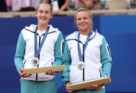 　パリ五輪のテニス女子ダブルスで銀メダルを獲得した中立選手（ＡＩＮ）ミラ・アンドレエワ（左）とディアナ・シナイジェル＝４日、パリ（ロイター＝共同）