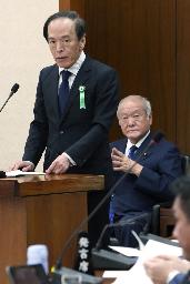 　衆院財務金融委で答弁する日銀の植田総裁。右は鈴木財務相＝３月２７日