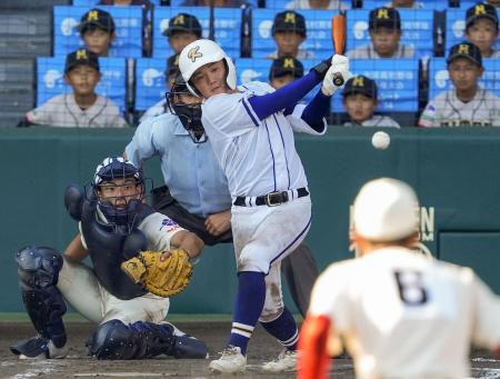 　霞ケ浦―智弁和歌山　タイブレークの１１回表霞ケ浦２死二、三塁、片見が勝ち越しの遊撃内野安打を放つ。捕手上田＝甲子園