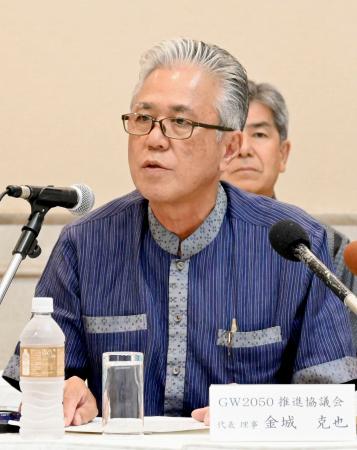 　協議会の代表理事に就任し、記者会見する金城克也氏＝１３日午後、那覇市