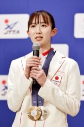 　パリ五輪から帰国し記者会見する卓球女子団体で銀、個人で銅の早田ひな＝１３日午後、東京都港区