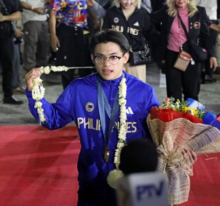 　１３日、マニラの空港に到着したパリ五輪、体操の金メダリスト、カルロスエドリエル・ユーロ選手（共同）