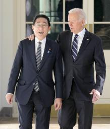 　２０２３年１月、首脳会談へ向かうバイデン米大統領（右）と岸田首相＝ワシントンのホワイトハウス（共同）