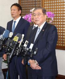 　訪問先の台湾で記者会見する自民党の石破元幹事長＝１４日、台北市（共同）