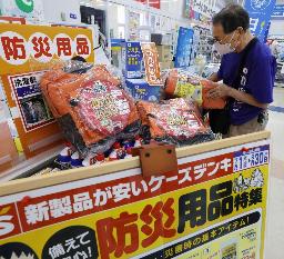 　家電量販店に設置された防災用品のコーナーを見る男性＝９日、鹿児島県志布志市