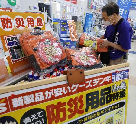 　家電量販店に設置された防災用品のコーナーを見る男性＝９日、鹿児島県志布志市