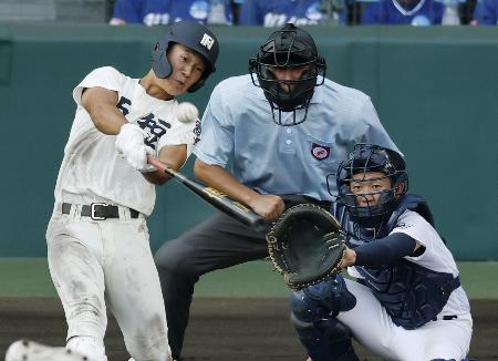 　西日本短大付―菰野　３回表西日本短大付２死一、二塁、安田が右越えに２点三塁打を放つ。捕手栗本＝甲子園