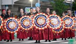 　「鳥取しゃんしゃん祭」で一斉傘踊りを披露する参加者＝１４日午後、鳥取市