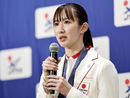 　パリ五輪から帰国し記者会見する卓球女子団体で銀、個人で銅の早田ひな＝１３日