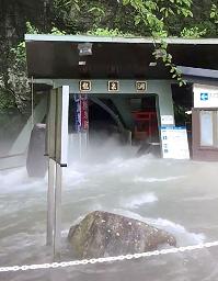 　龍泉洞内の地底湖の水位が上がり、入り口からあふれ出す濁った水＝１３日、岩手県岩泉町（龍泉洞事務所提供）