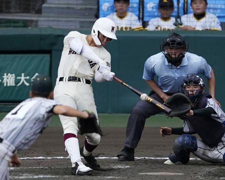 　早実―鶴岡東　タイブレークの１０回裏早実１死満塁、中村が右越えにサヨナラ打を放つ。投手桜井、捕手億田＝甲子園