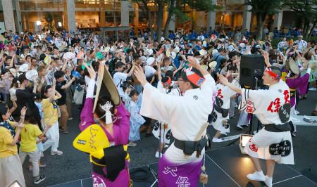 　最終日を迎えた徳島市の阿波おどりで、踊りを楽しむ人たち＝１５日夕