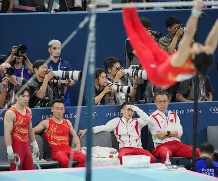 　７月２９日、パリ五輪の体操男子団体総合の決勝で、さえない表情の中国チーム