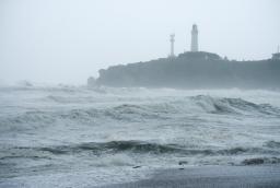 　台風７号の影響で白波が立つ、千葉県銚子市の海岸。奥は犬吠埼灯台＝１６日午後