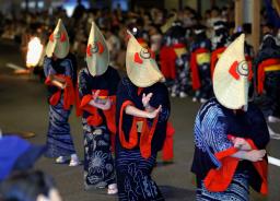 　「西馬音内の盆踊」で舞を披露する踊り手＝１６日夜、秋田県羽後町