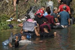 米国国境に近いメキシコ・マタモロスでリオグランデ川を渡る移民（ＡＰ＝共同）