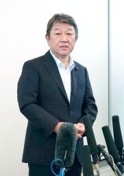 　金沢市で記者団の取材に応じる自民党の茂木幹事長＝１７日午後