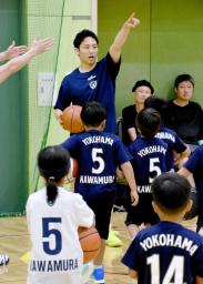 　所属するＢリーグの横浜ＢＣが開催したバスケ教室で小学生と交流する河村勇輝＝横浜市