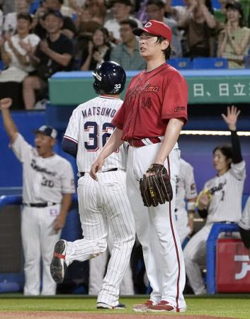 　６回、さらに２点二塁打で追加点を許し厳しい表情の広島・大瀬良＝神宮