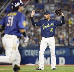 　１１日のＤｅＮＡ戦で宮崎（左）に同点３ランを浴びたヤクルトの奥川＝横浜