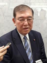 　記者団の取材に応じる自民党の石破元幹事長＝１８日午前、東京都内