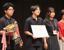 　「短歌甲子園」の団体戦で優勝した青森県立八戸西高。右は脇坂望杏さん＝１８日午後、盛岡市