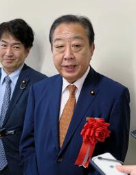 　記者団の取材に応じる立憲民主党の野田元首相＝１８日午後、千葉県四街道市