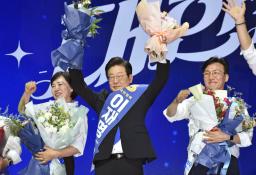 　韓国野党「共に民主党」の党大会で代表に再選された李在明氏（中央）＝１８日、ソウル（共同）