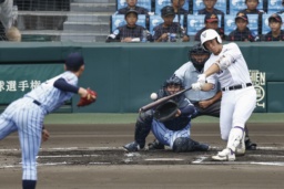 　関東第一―東海大相模　７回表関東第一無死、高橋が左越えに先制本塁打を放つ。投手藤田、捕手木村＝甲子園