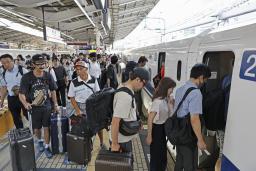 　お盆休みで混雑するＪＲ東京駅＝１０日