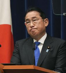 　記者会見で厳しい表情を見せる岸田首相＝１４日、首相官邸