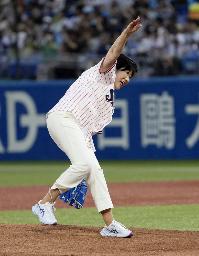 　ヤクルト―阪神戦で始球式を務める東京都の小池百合子知事＝６日、神宮球場