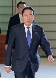 　首相官邸に入る岸田首相＝２０日午前