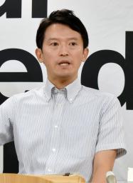 　兵庫県庁で記者会見する斎藤元彦知事＝２０日午前