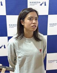 　羽田空港で取材に応じるサッカー女子日本代表の長谷川唯＝２０日