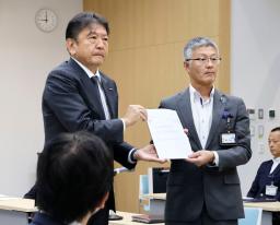 　東京電力柏崎刈羽原発の廃炉を巡り、会談に臨む東電の小早川智明社長（左）と新潟県柏崎市の桜井雅浩市長＝２２日午前、柏崎市役所