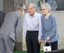 　ＪＲ軽井沢駅に到着された上皇ご夫妻＝２２日午後、長野県軽井沢町（代表撮影）