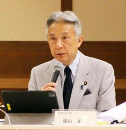 　部活動改革の成果を検証する有識者会議の初会合であいさつする盛山文科相＝２３日午前、文科省