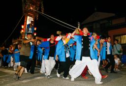 　「輪島大祭」の一つ「夏季大祭」が開かれ、キリコを担ぐ人たち＝２３日午後、石川県輪島市